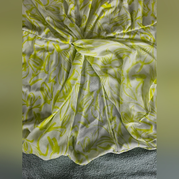 Torrid Georgette Twist Surplice Flutter Sleeve Blouse, Floral Green, 2X, NWOT - Picture 7 of 12